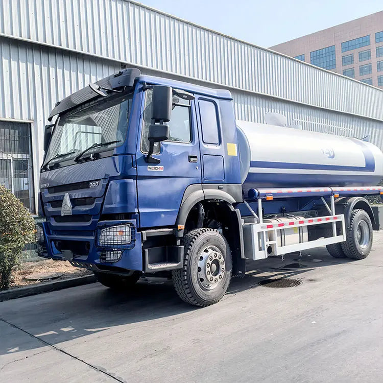 Sinotruk 4X2 Heavy Diesel Fuel Water Tank Truck 3000liters Capacity New Condition Manual Transmission Euro 3 Emission 25000kg