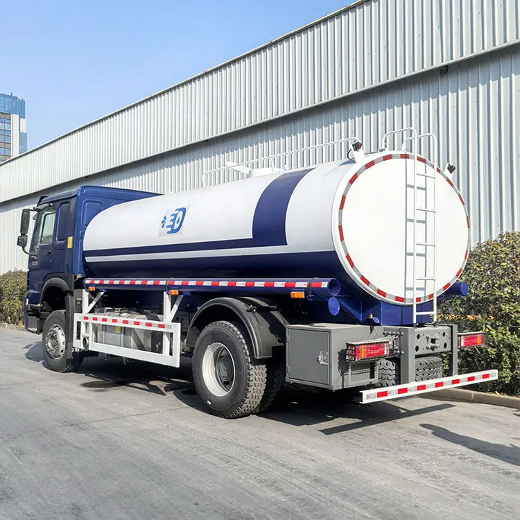Sinotruk 4X2 Heavy Diesel Fuel Water Tank Truck 3000liters Capacity New Condition Manual Transmission Euro 3 Emission 25000kg
