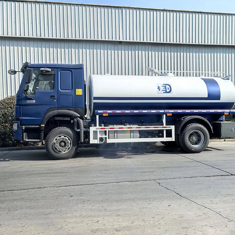 Sinotruk 4X2 Heavy Diesel Fuel Water Tank Truck 3000liters Capacity New Condition Manual Transmission Euro 3 Emission 25000kg
