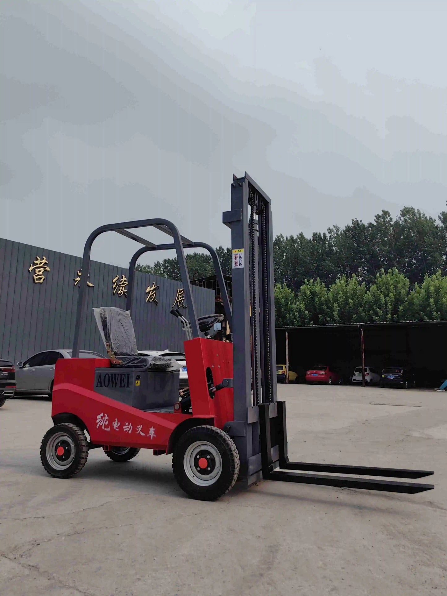 China factory 1.5 ton 1 ton mini electric forklift 4 small wheel loader use for warehouse farm lift carry