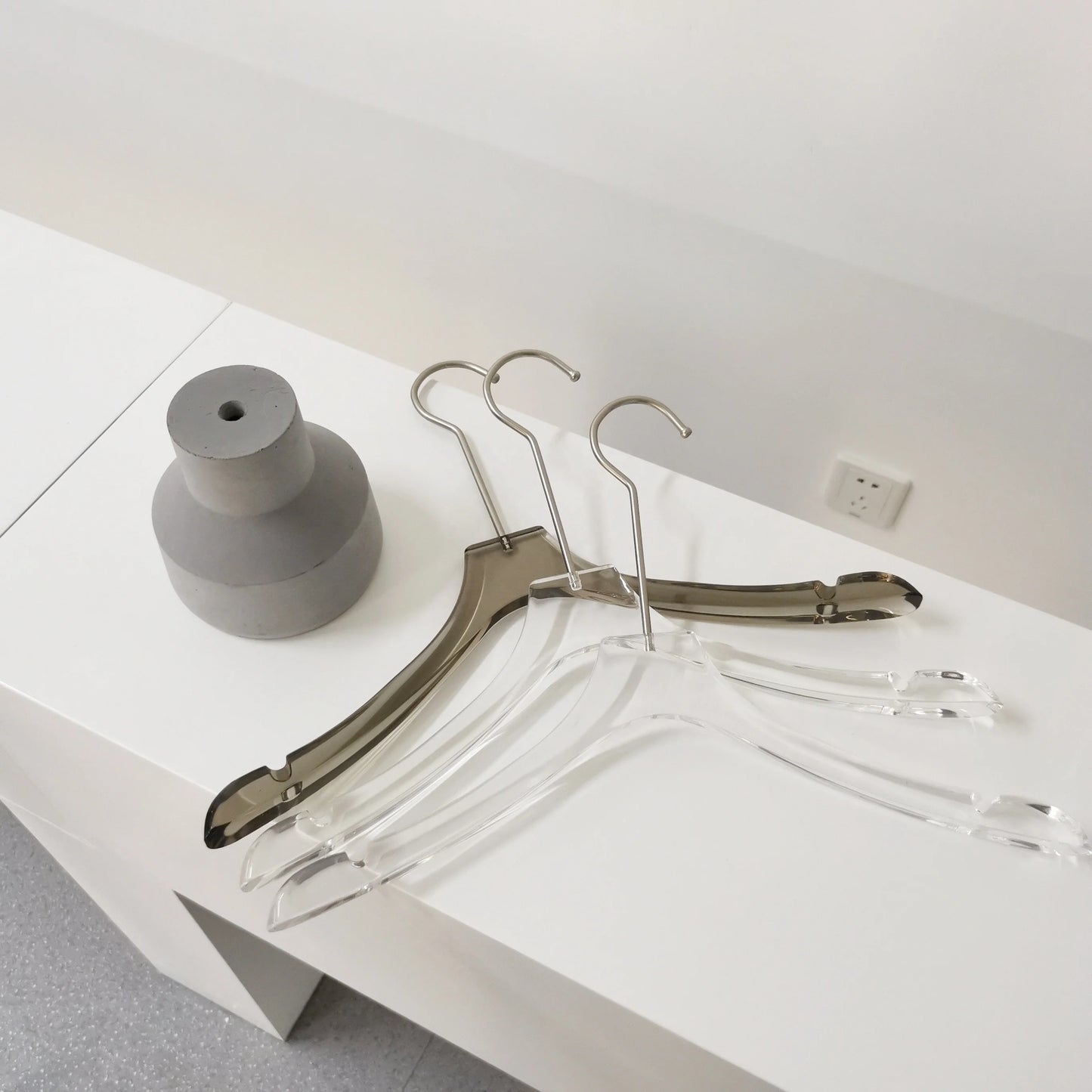 Wholesale One Hundred Kinds Crystal Clear Acrylic Clothes Hanger Manufacturer With Best Quality