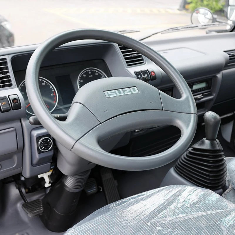 Hot Sale Isuzu ELF NKR 100P 4x2 Drive 3.3-5.5Tons Diesel Light Duty Delivery Van Euro 6 Emission 4K Engine Dry Van Truck