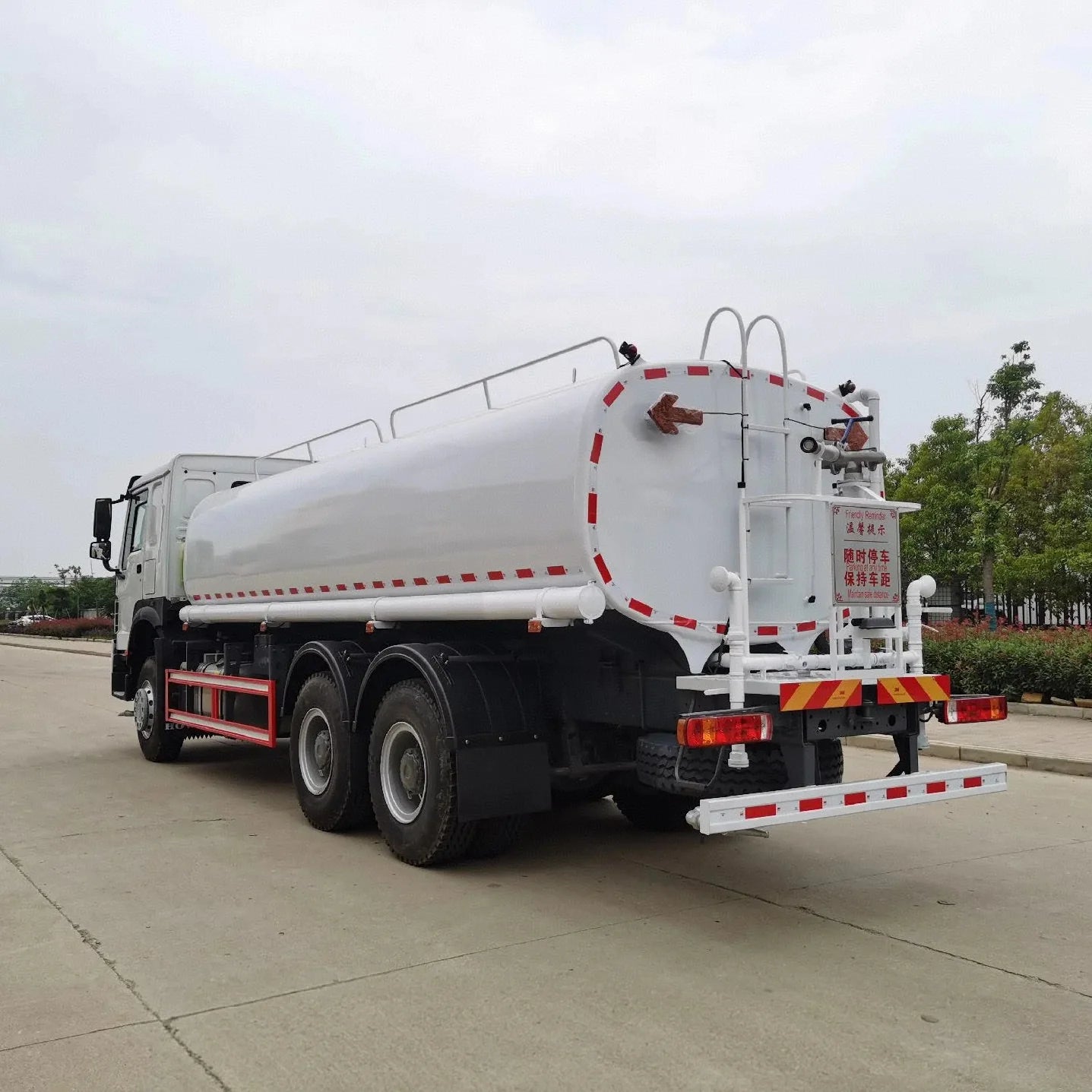 Sinotruk Howo 6x4 Fuel Oil Tanker Truck 13500L with 371/375/430HP Options In-Stock Euro 2 Emission Standard Big Discounts
