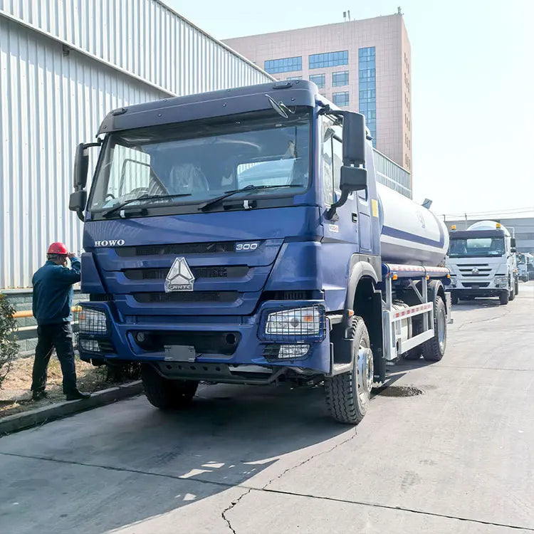 Sinotruk 4X2 Heavy Diesel Fuel Water Tank Truck 3000liters Capacity New Condition Manual Transmission Euro 3 Emission 25000kg