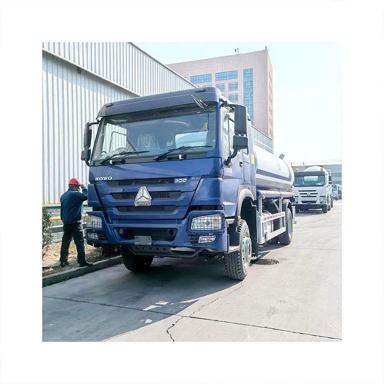 Sinotruk 4X2 Heavy Diesel Fuel Water Tank Truck 3000liters Capacity New Condition Manual Transmission Euro 3 Emission 25000kg