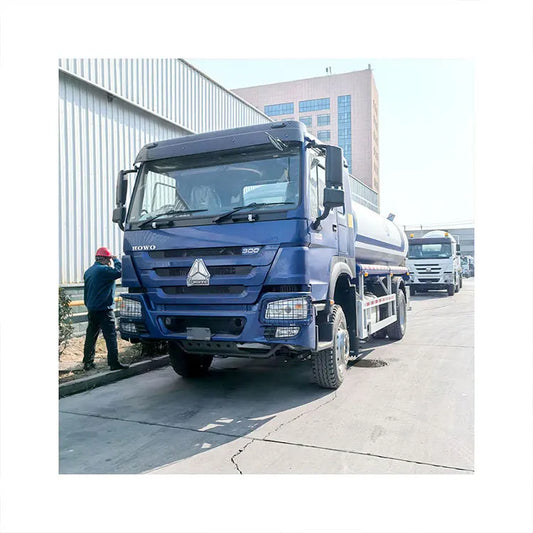 Sinotruk 4X2 Heavy Diesel Fuel Water Tank Truck 3000liters Capacity New Condition Manual Transmission Euro 3 Emission 25000kg