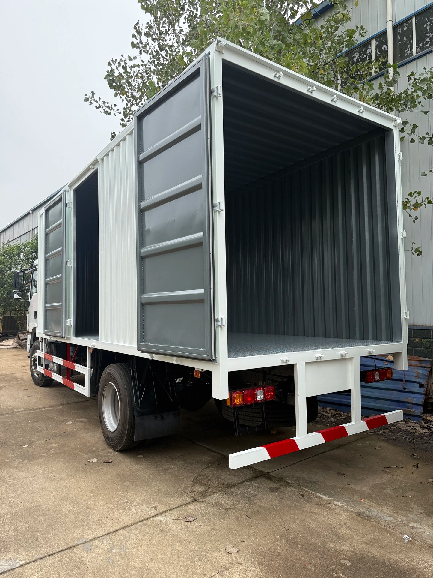 SHACMAN Brand 180HP L3000 Series Van Truck