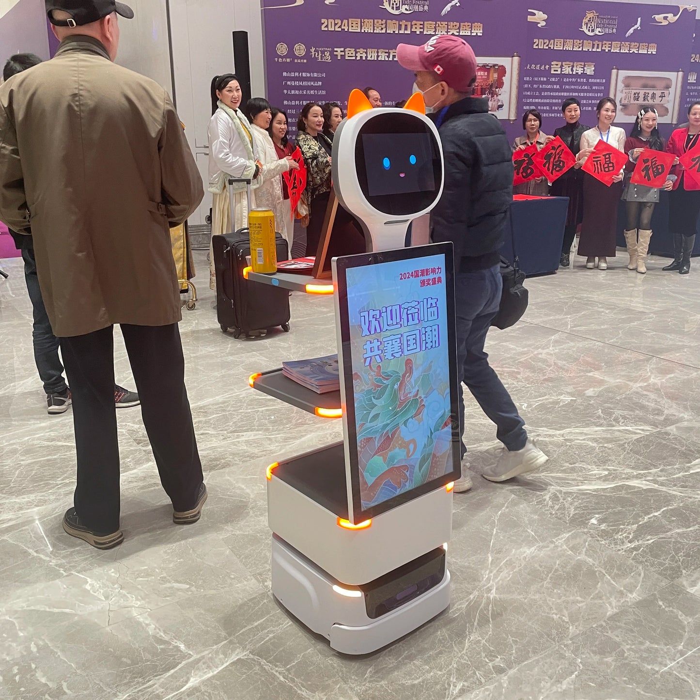 Smart Service Robots Waiter Robot Commercial Retail Server Food Delivery Robot  commercial reception robots