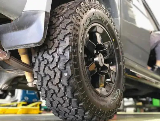 Car Tires 4X4 Tyre with Quality Warranty 285/70R17LT RWL