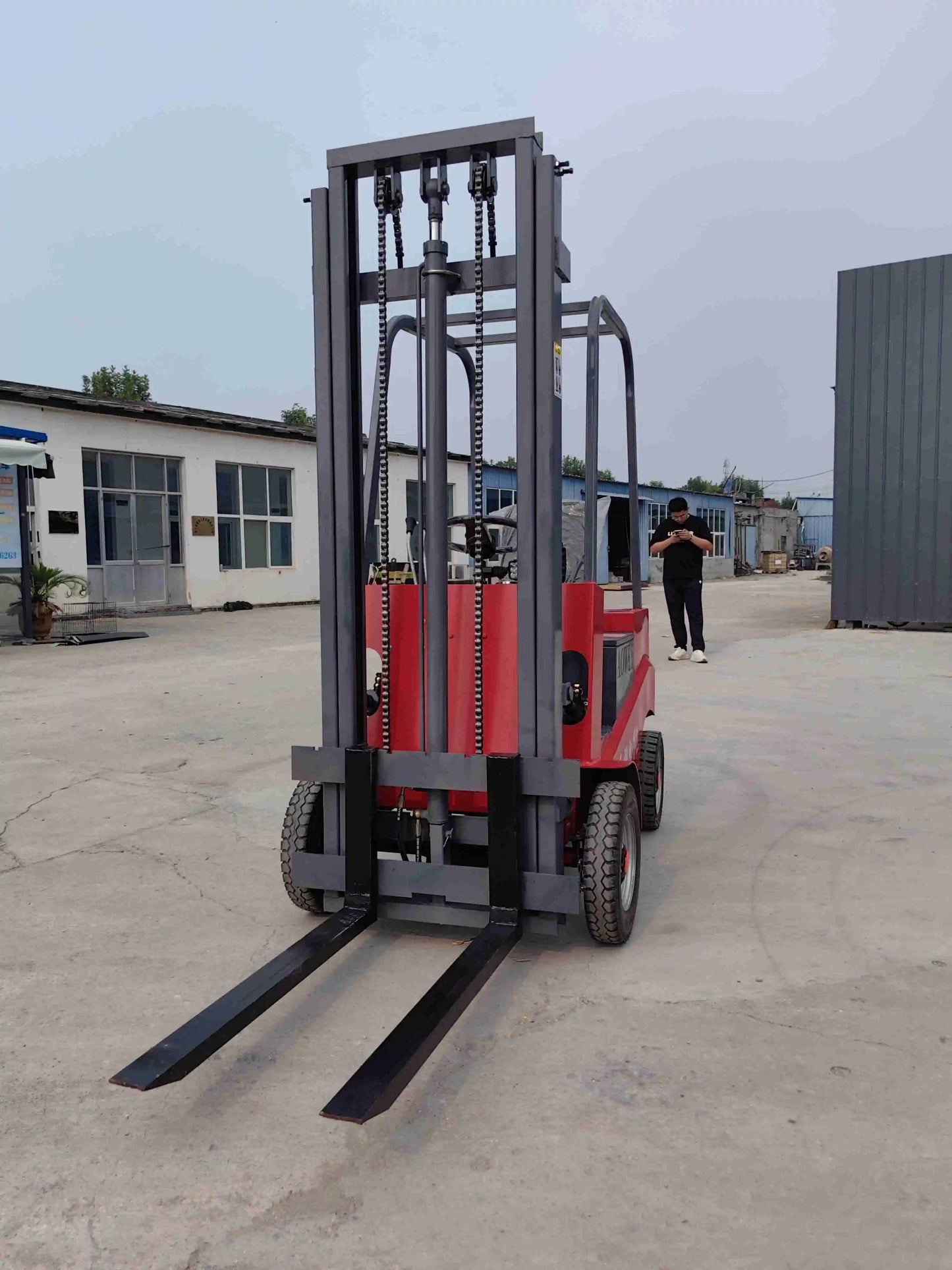 China factory 1.5 ton 1 ton mini electric forklift 4 small wheel loader use for warehouse farm lift carry