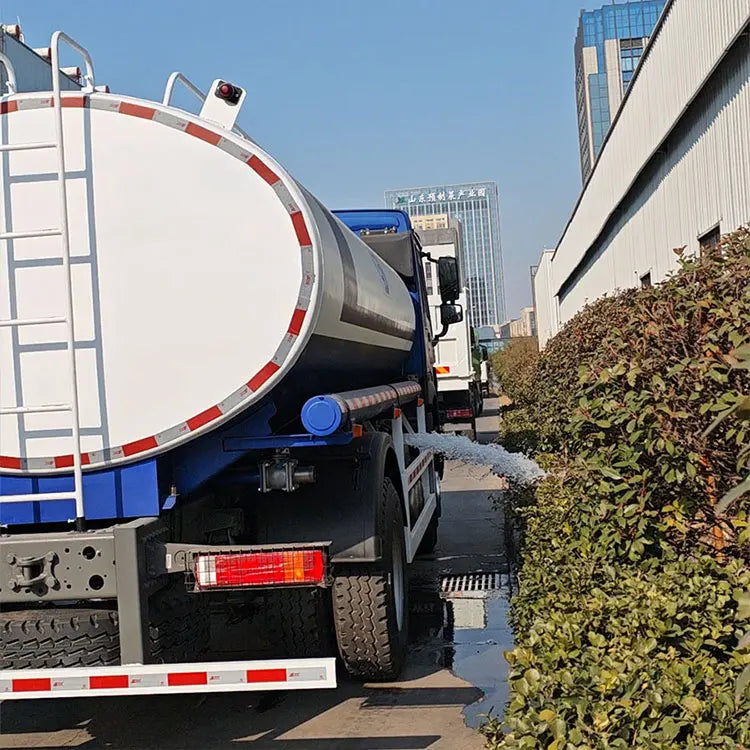 Sinotruk 4X2 Heavy Diesel Fuel Water Tank Truck 3000liters Capacity New Condition Manual Transmission Euro 3 Emission 25000kg