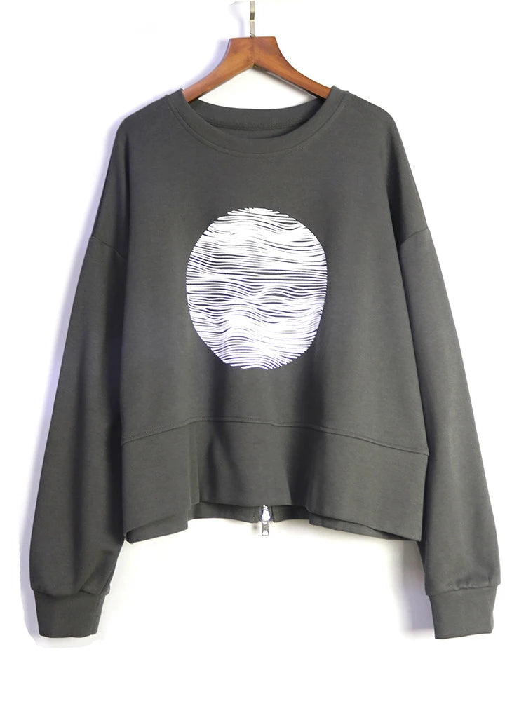 [EAM] Black Printed Back Zipper Sweatshirt New Round Neck Long Sleeve Women Big Size Fashion Tide Spring Autumn 2026 1DJ0624