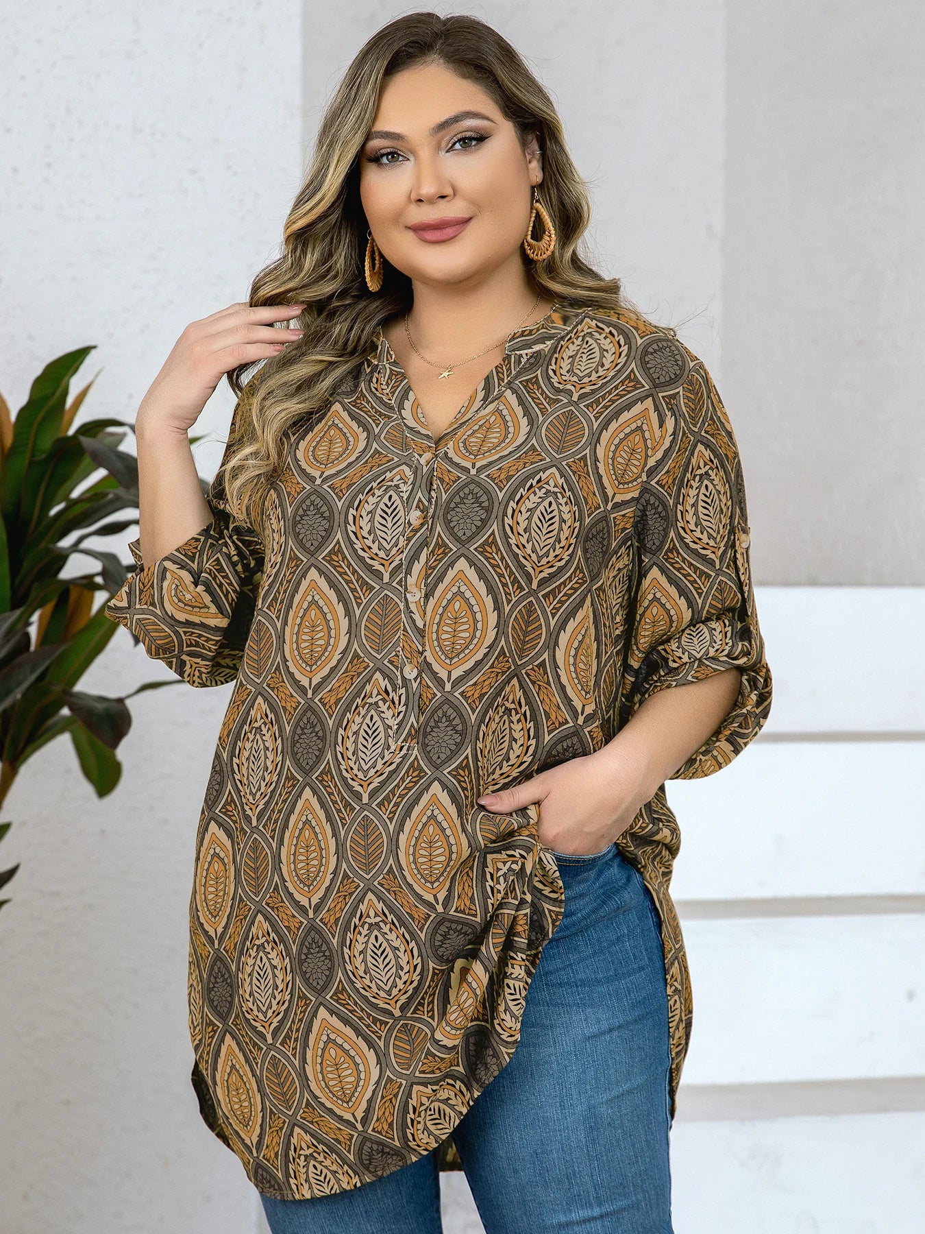 【Plus-size】Lady's vacation-style blouse, half-open front, three-quarter sleeve top,with a cuff, positioning print, elegant