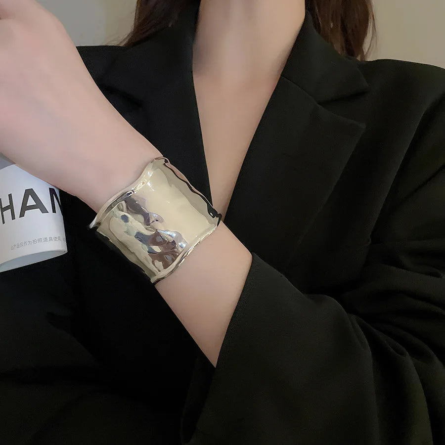 European and American Metal Pleated Bangles for Women Arm Ring Fashion Temperament Bracelet Design Sense Hand Jewelry Gift