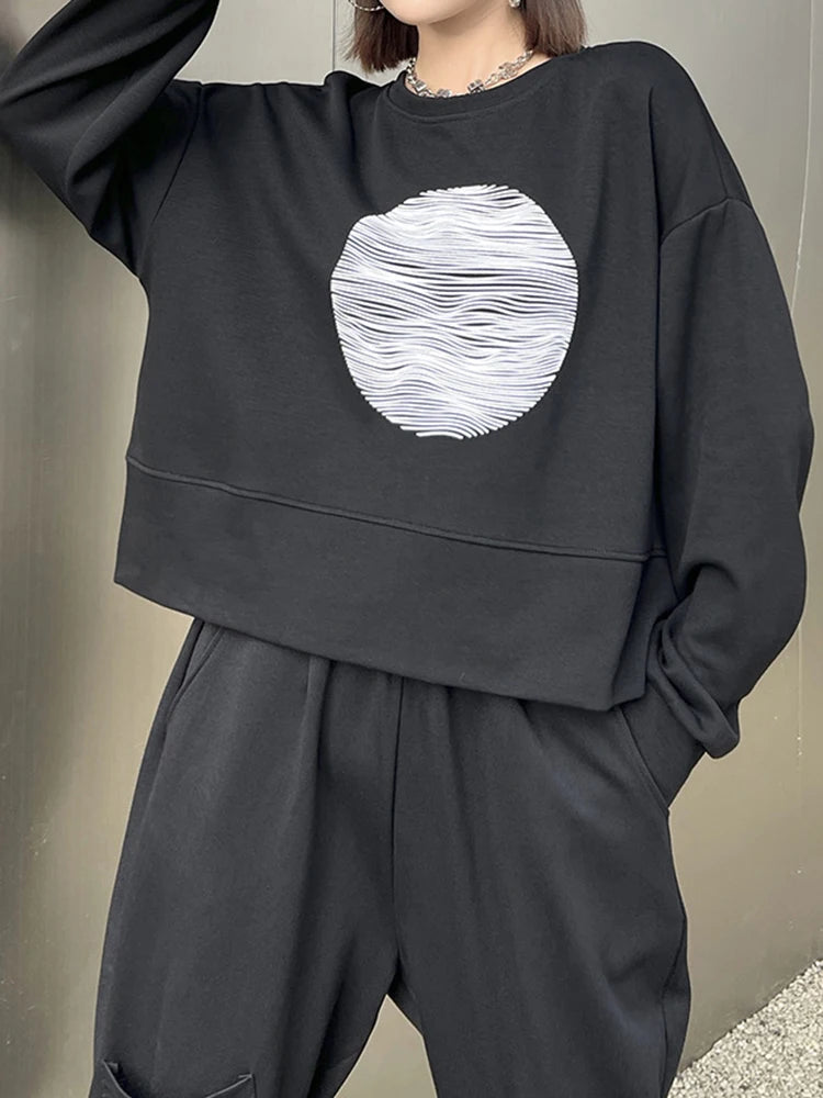 [EAM] Black Printed Back Zipper Sweatshirt New Round Neck Long Sleeve Women Big Size Fashion Tide Spring Autumn 2026 1DJ0624