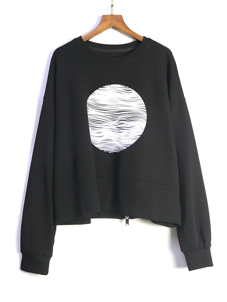 [EAM] Black Printed Back Zipper Sweatshirt New Round Neck Long Sleeve Women Big Size Fashion Tide Spring Autumn 2026 1DJ0624