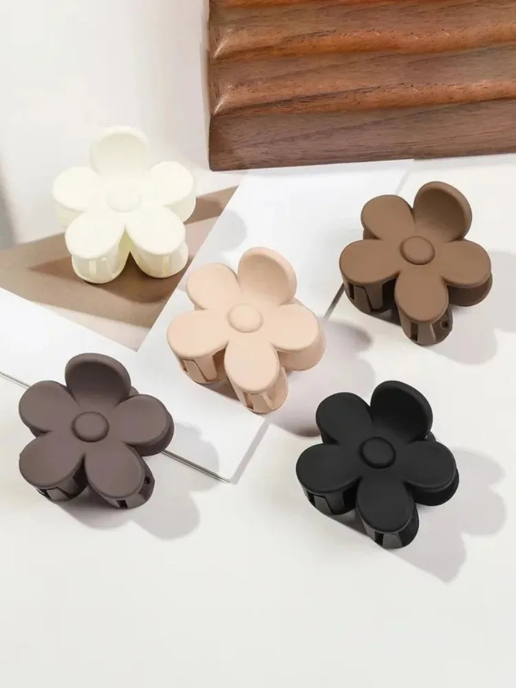 4/5 pieces of small flower hair clips, cute girl accessories, matte dark brown hair clips, suitable for daily wear and outings.