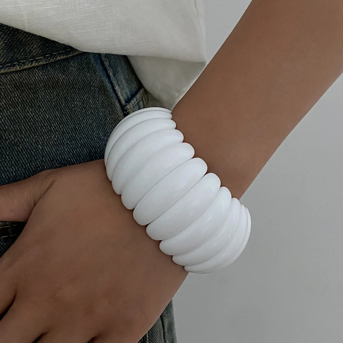 Salircon 4 Styles Vintage Punk Irregular White Resin Cuff Elastic Bangles Women Boho Wide Geometric Bracelets Y2K Jewelry Gifts