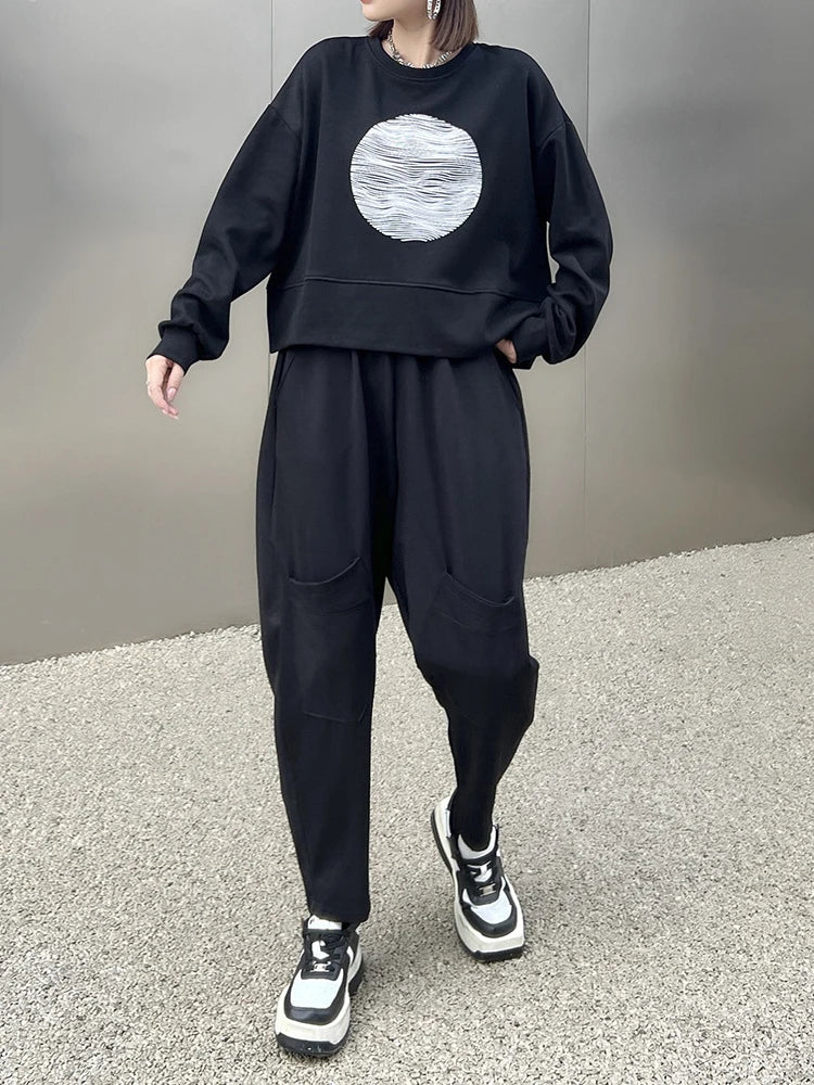 [EAM] Black Printed Back Zipper Sweatshirt New Round Neck Long Sleeve Women Big Size Fashion Tide Spring Autumn 2026 1DJ0624