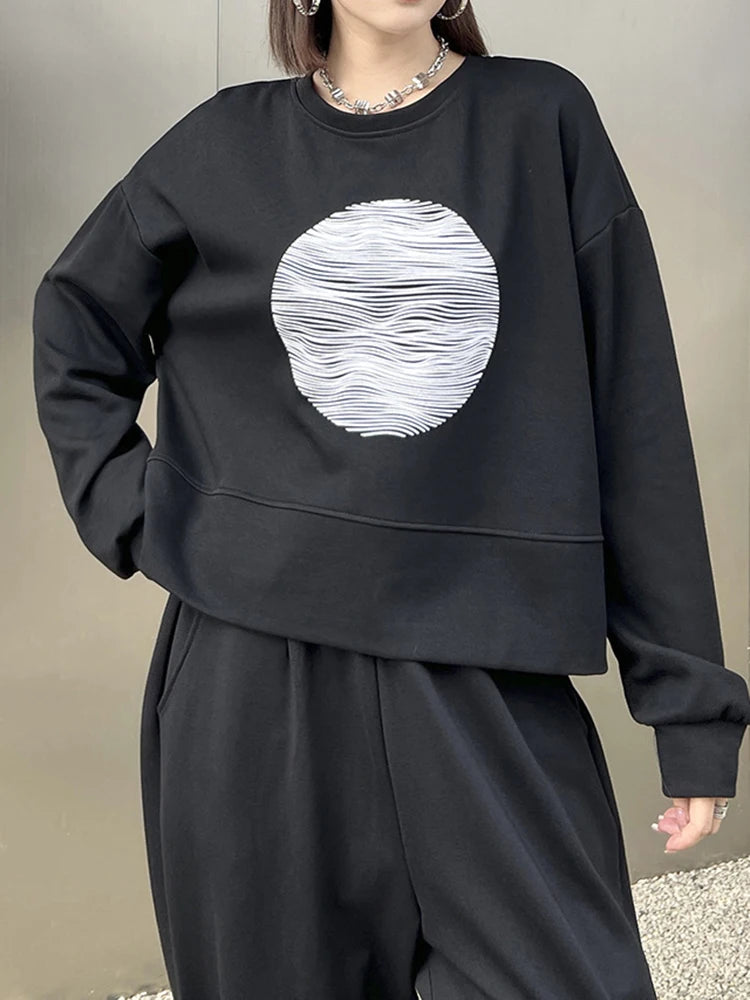 [EAM] Black Printed Back Zipper Sweatshirt New Round Neck Long Sleeve Women Big Size Fashion Tide Spring Autumn 2026 1DJ0624