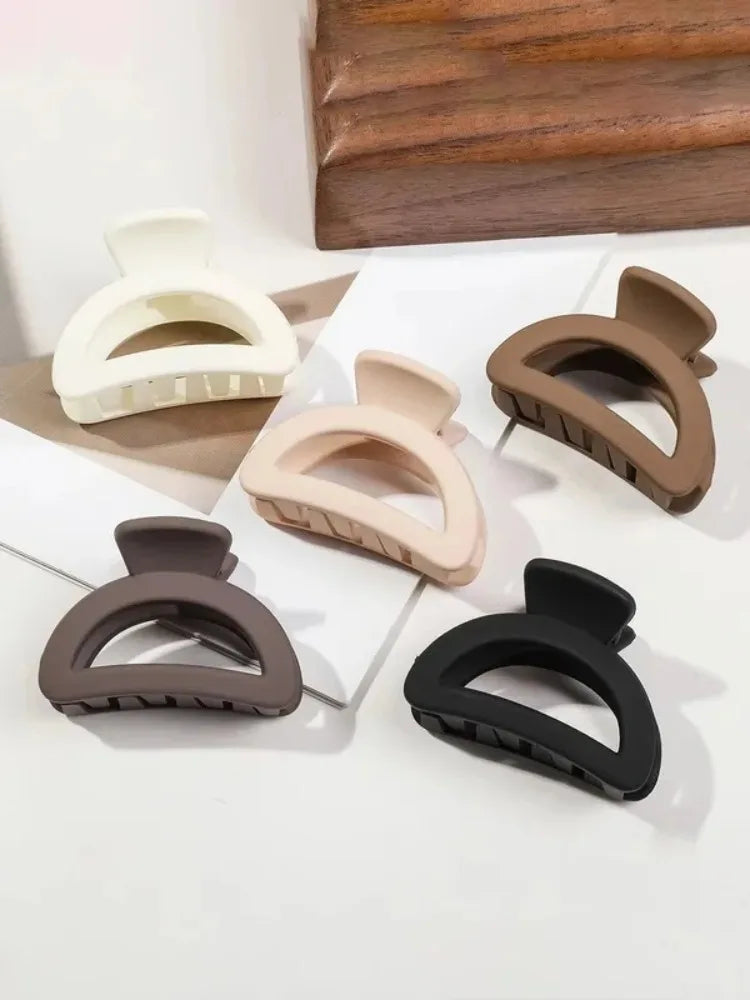 4/5 pieces of small flower hair clips, cute girl accessories, matte dark brown hair clips, suitable for daily wear and outings.