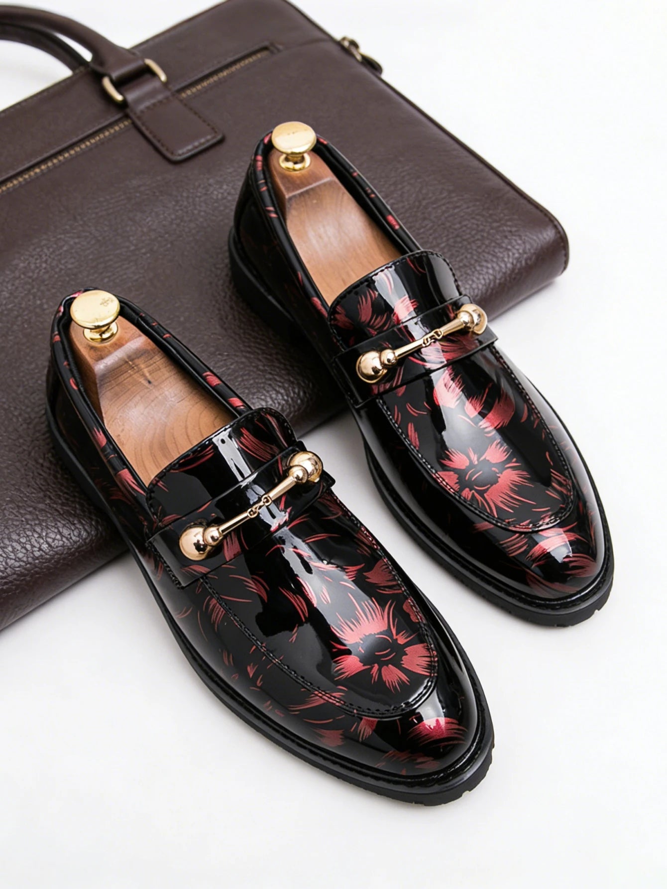 New Fashion Shiny Patent Dress Leather Shoes Men Metal Buckle Slip-on Loafers British Business Social Shoes Daily Office Party