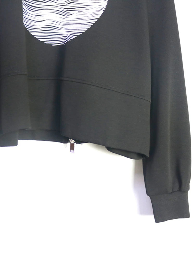 [EAM] Black Printed Back Zipper Sweatshirt New Round Neck Long Sleeve Women Big Size Fashion Tide Spring Autumn 2026 1DJ0624