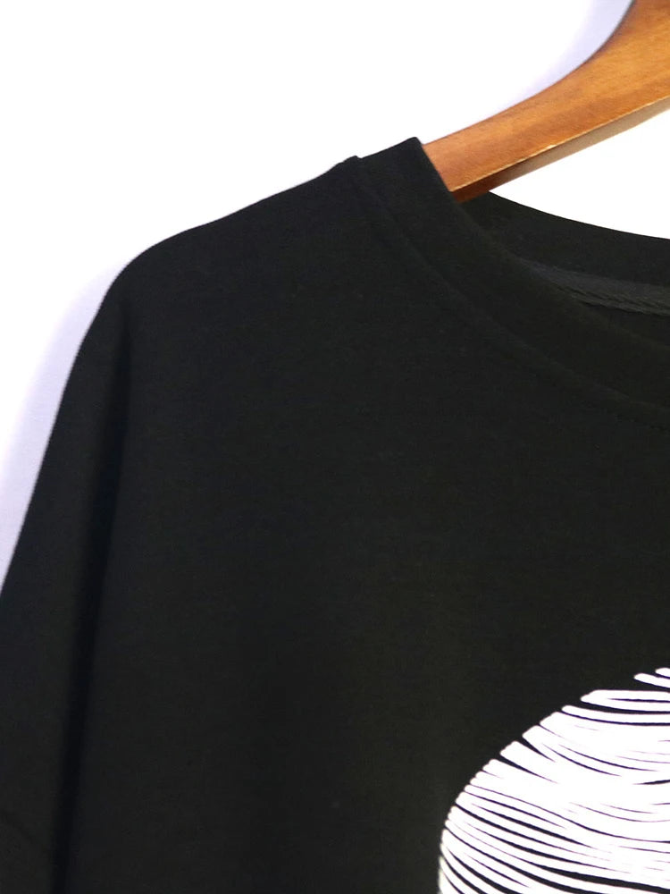 [EAM] Black Printed Back Zipper Sweatshirt New Round Neck Long Sleeve Women Big Size Fashion Tide Spring Autumn 2026 1DJ0624