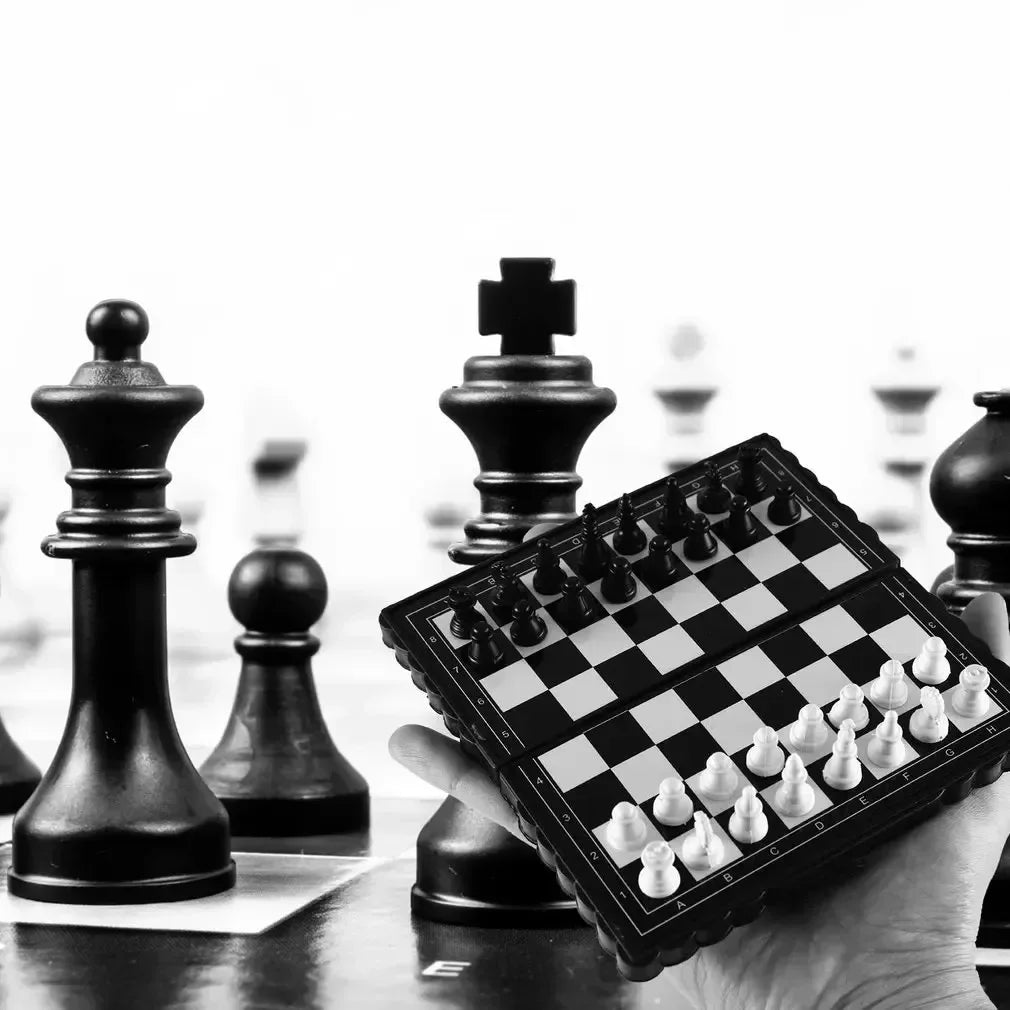 1set Mini Magnetic Chess Set Folding Magnetic Plastic Chessboard Board Game Portable Outdoor Travel Camping Entertainment