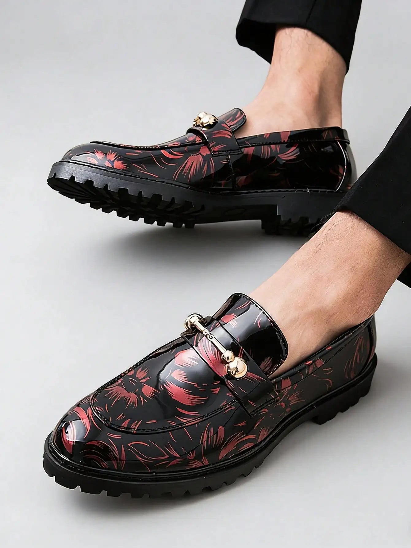 New Fashion Shiny Patent Dress Leather Shoes Men Metal Buckle Slip-on Loafers British Business Social Shoes Daily Office Party