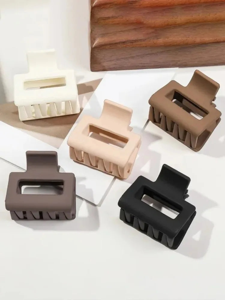 4/5 pieces of small flower hair clips, cute girl accessories, matte dark brown hair clips, suitable for daily wear and outings.