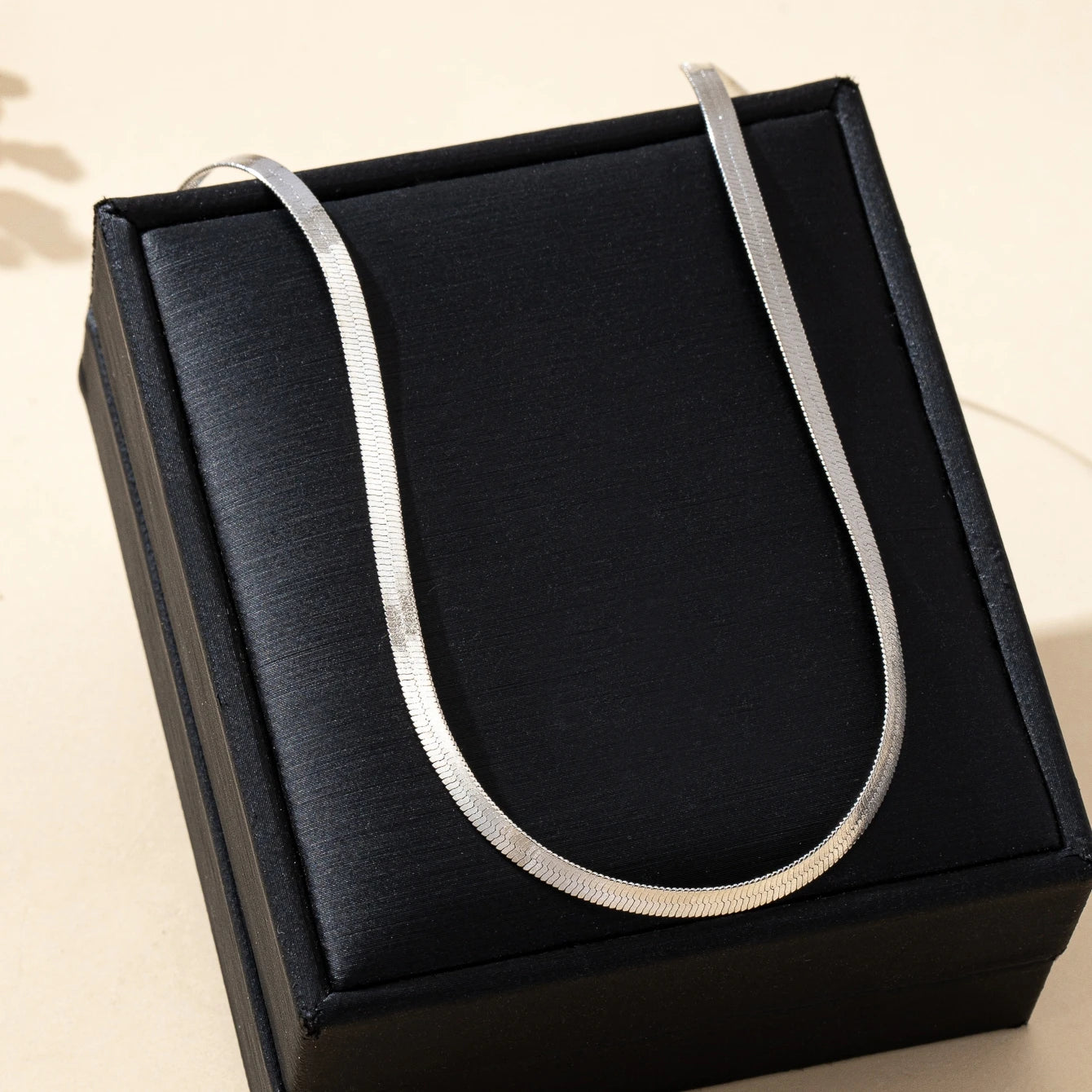 A Women's Chain Necklace, Minimalist Style High-End Versatile Metal Necklace, Suitable for Daily Wear and Vacation Wear