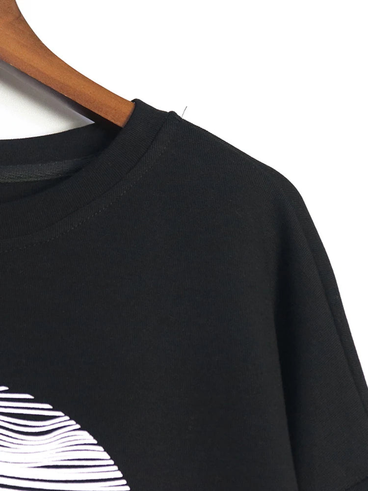 [EAM] Black Printed Back Zipper Sweatshirt New Round Neck Long Sleeve Women Big Size Fashion Tide Spring Autumn 2026 1DJ0624
