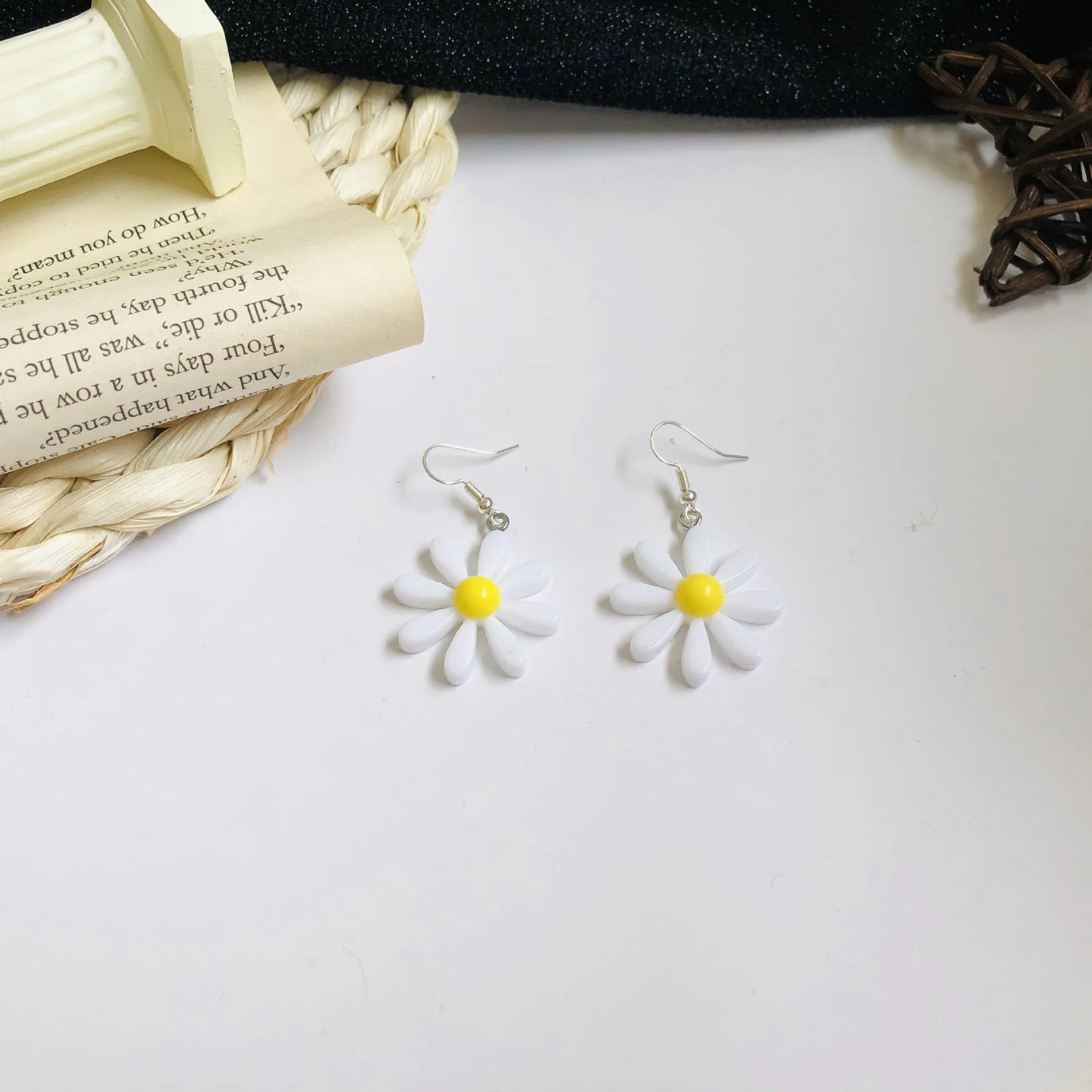 Big Resin White Daisy Dangle Earring for Women New Simple  Bellis Perennis Sunflower Daily Ear Jewelry Wholesale Christmas Gift