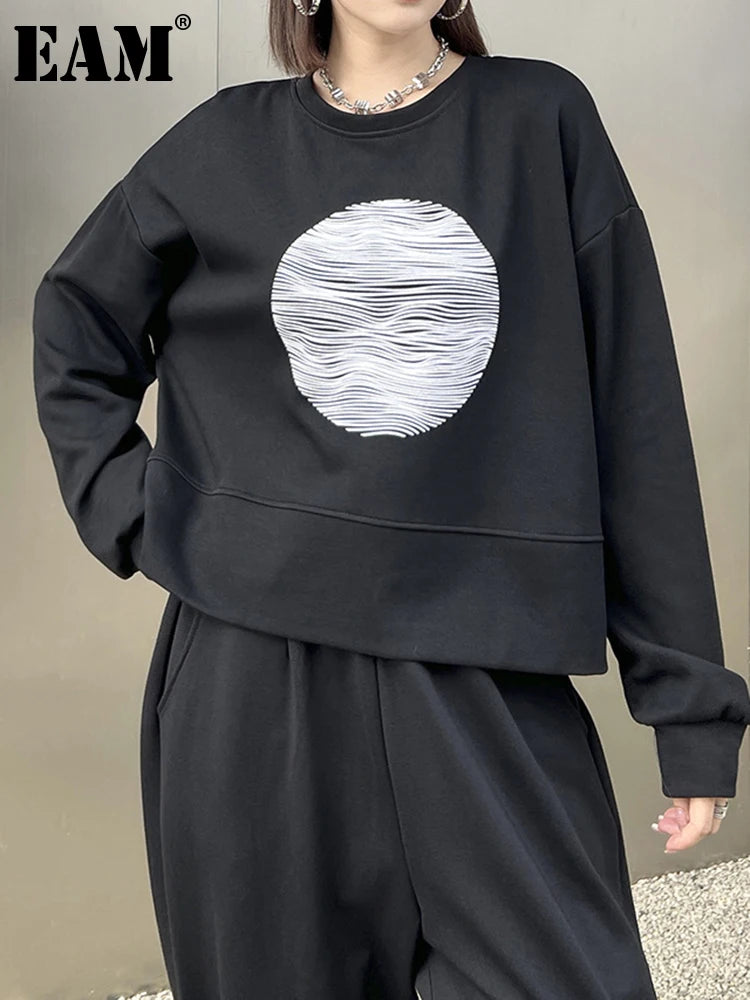 [EAM] Black Printed Back Zipper Sweatshirt New Round Neck Long Sleeve Women Big Size Fashion Tide Spring Autumn 2026 1DJ0624