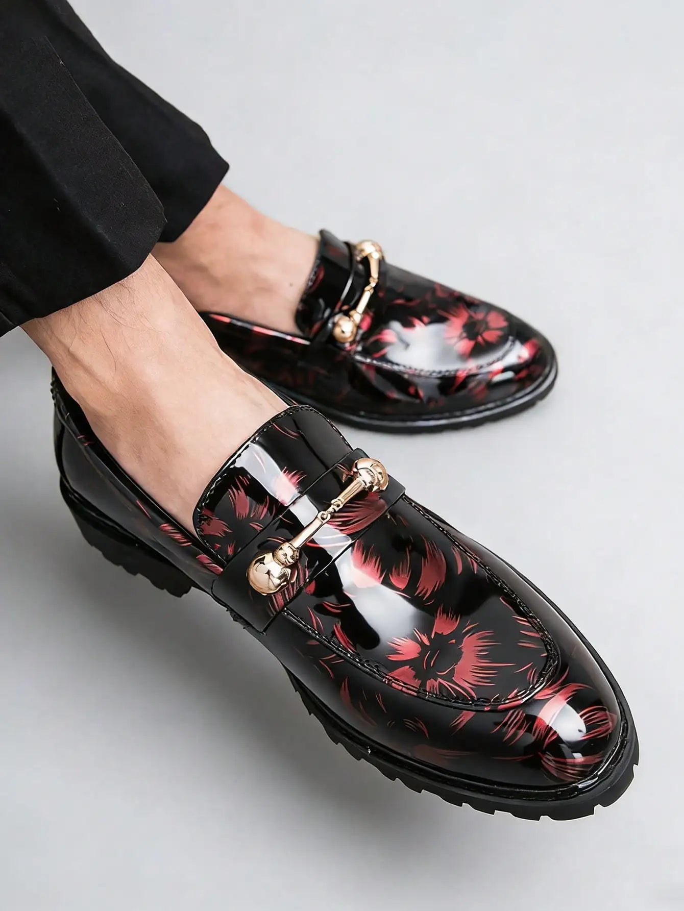 New Fashion Shiny Patent Dress Leather Shoes Men Metal Buckle Slip-on Loafers British Business Social Shoes Daily Office Party