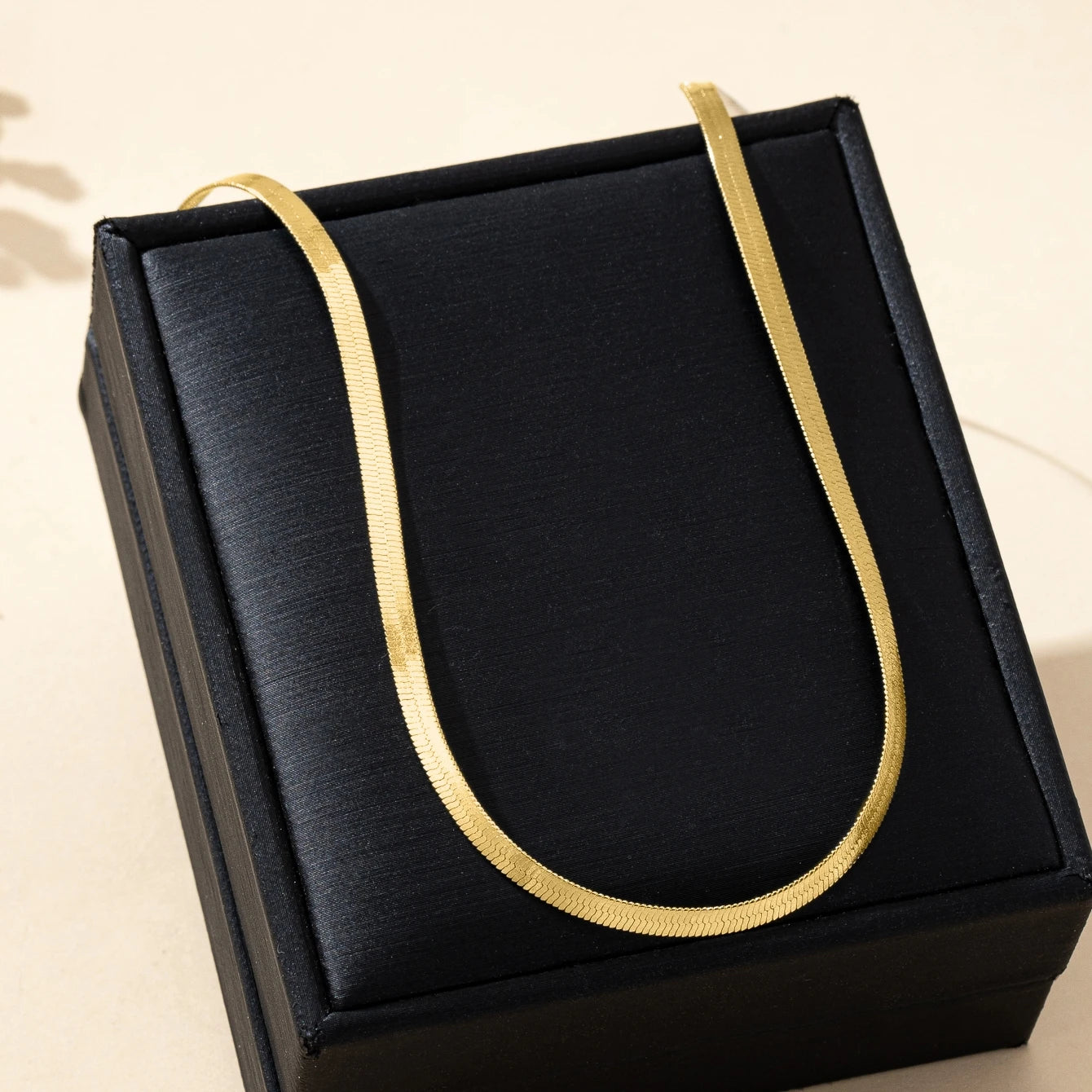 A Women's Chain Necklace, Minimalist Style High-End Versatile Metal Necklace, Suitable for Daily Wear and Vacation Wear