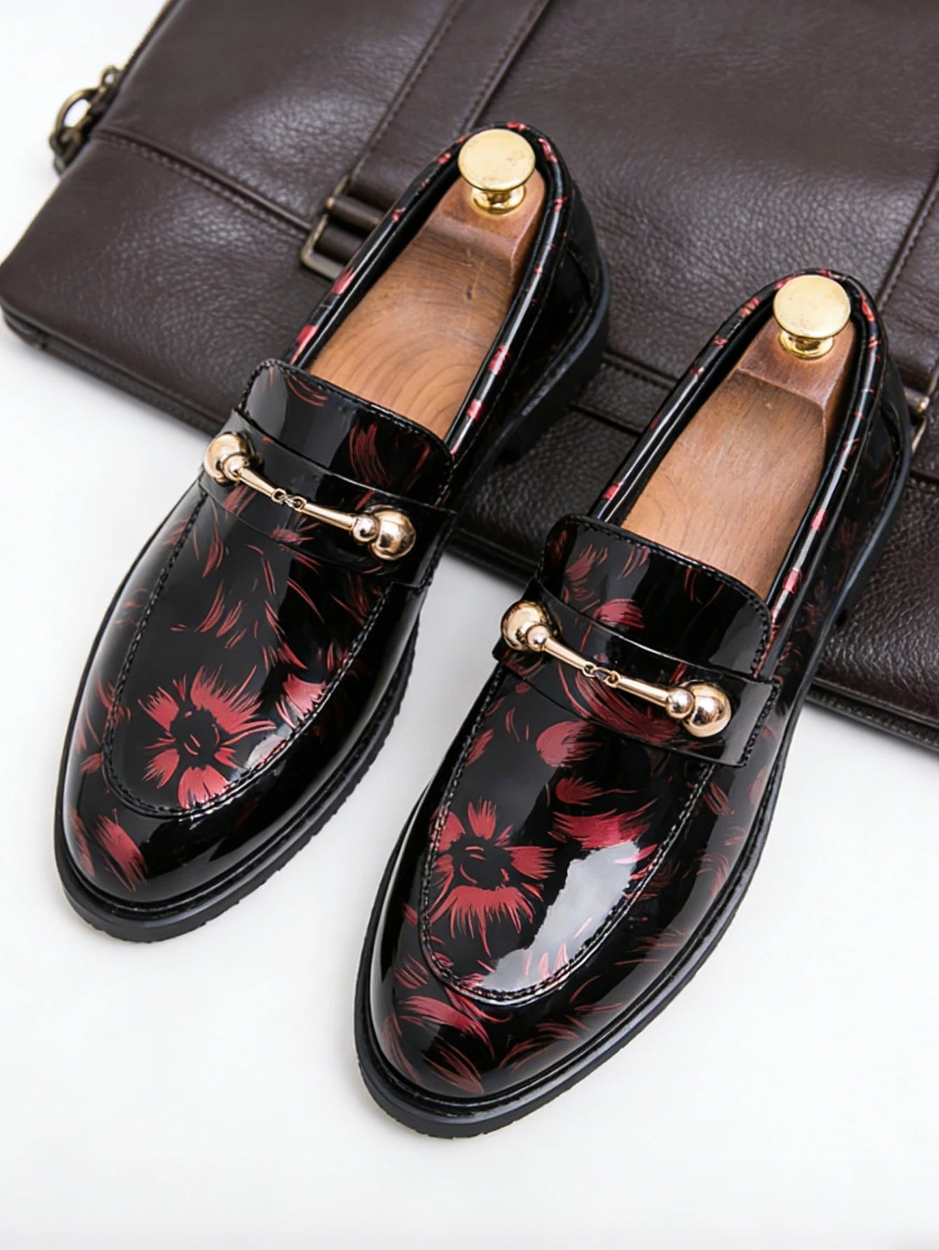 New Fashion Shiny Patent Dress Leather Shoes Men Metal Buckle Slip-on Loafers British Business Social Shoes Daily Office Party