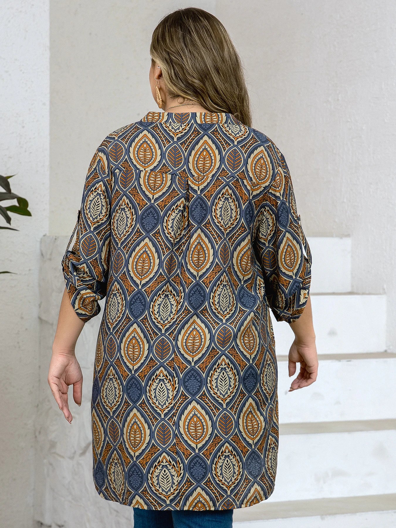 【Plus-size】Lady's vacation-style blouse, half-open front, three-quarter sleeve top,with a cuff, positioning print, elegant