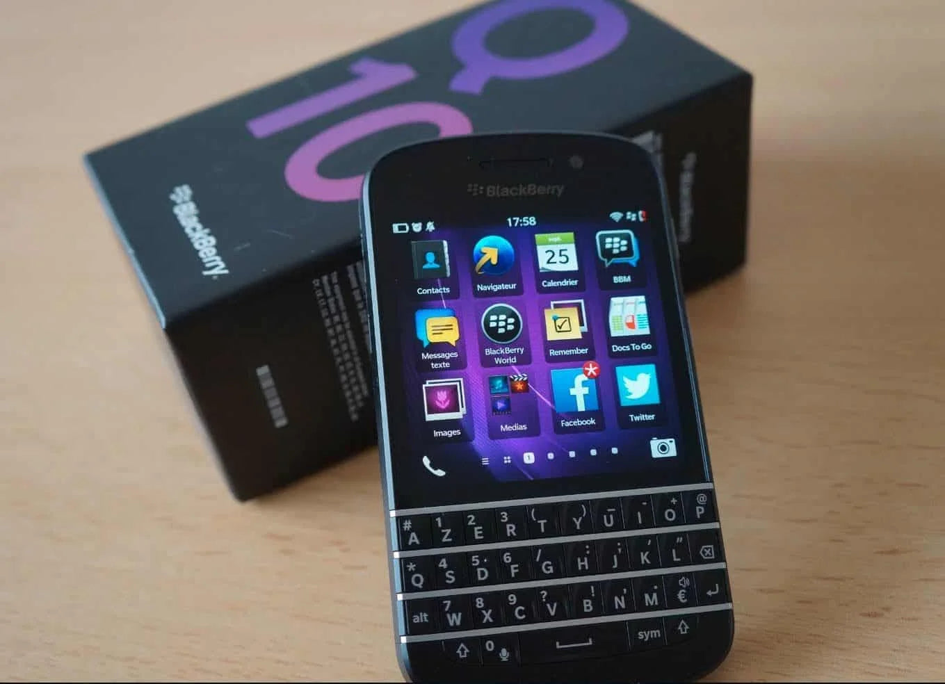 Original Unlocked BlackBerry Q10 (-1-3-5) Cell Phone 2GB RAM 16GB ROM 8MP Mobile Camera QWERTY Keyboard Smartphone Bar Bluetooth