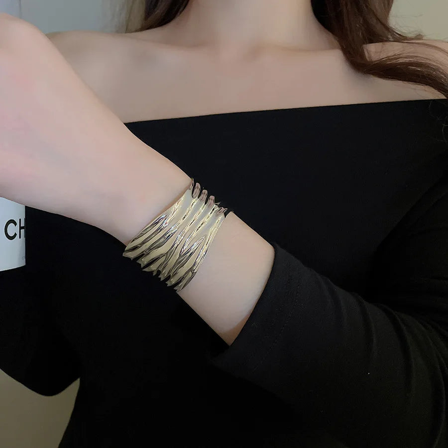 European and American Metal Pleated Bangles for Women Arm Ring Fashion Temperament Bracelet Design Sense Hand Jewelry Gift